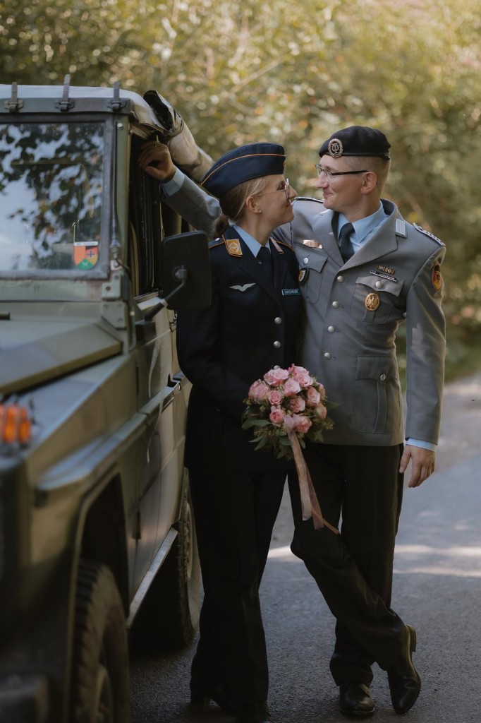 Cyra und Rene am Auto